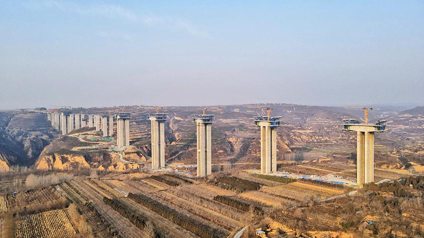 飛虹橫渡 | 陜建機(jī)施銅川玉皇閣二號橋及引線工程掛籃順利施工