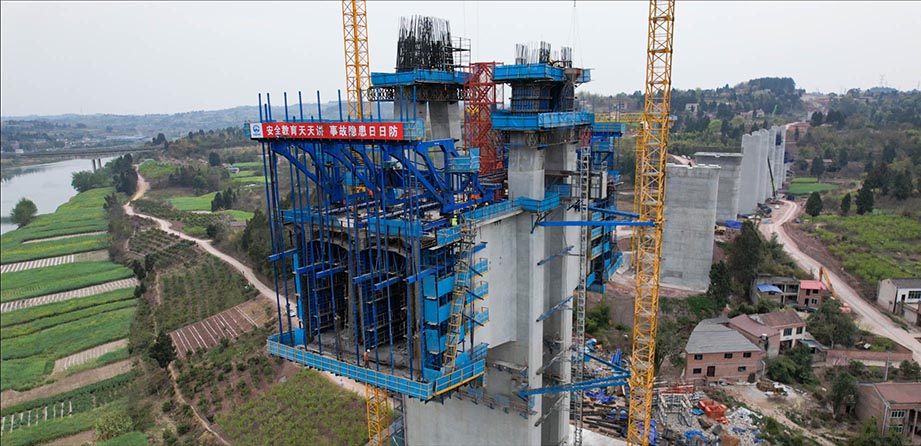 主跨320米 | 中鐵大橋局成達(dá)萬(wàn)高鐵沱江特大橋掛籃順利施工