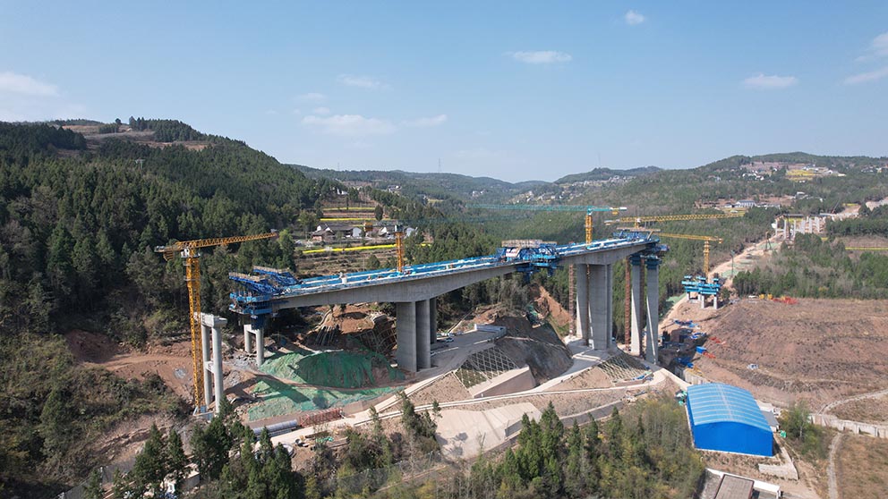 即將合龍 | 中鐵五局G5京昆高速?gòu)V綿段蘭渝鐵路跨線(xiàn)橋掛籃項(xiàng)目
