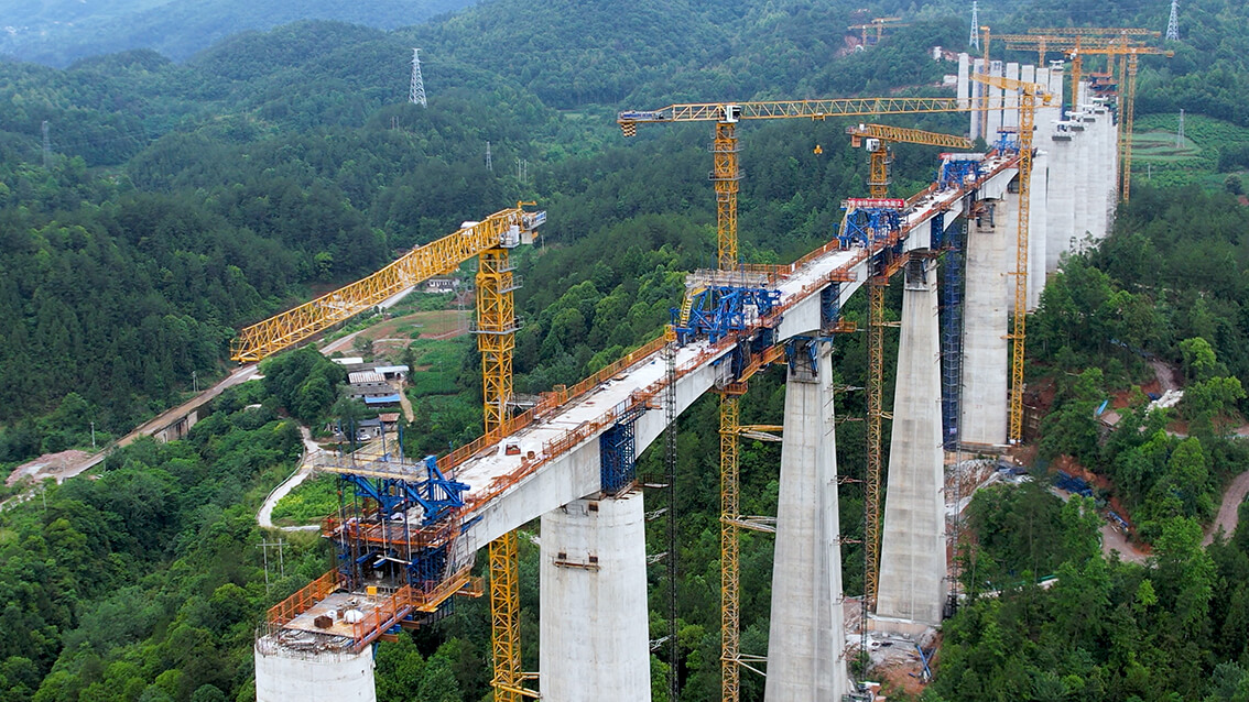 中交路建甕馬鐵路南北延伸線(xiàn)八標(biāo)瀾泥司特大橋標(biāo)準(zhǔn)化掛籃順利施工